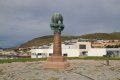 Ein Tag in Hammerfest, der nÃ¶rdlichsten (grÃ¶Ãeren) Stadt Europas; Blick auf das Meridianmonument in Hammerfest