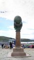 Ein Tag in Hammerfest, der nÃ¶rdlichsten (grÃ¶Ãeren) Stadt Europas; Blick auf das Meridianmonument in Hammerfest