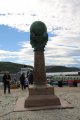 Ein Tag in Hammerfest, der nÃ¶rdlichsten (grÃ¶Ãeren) Stadt Europas; Blick auf das Meridianmonument in Hammerfest